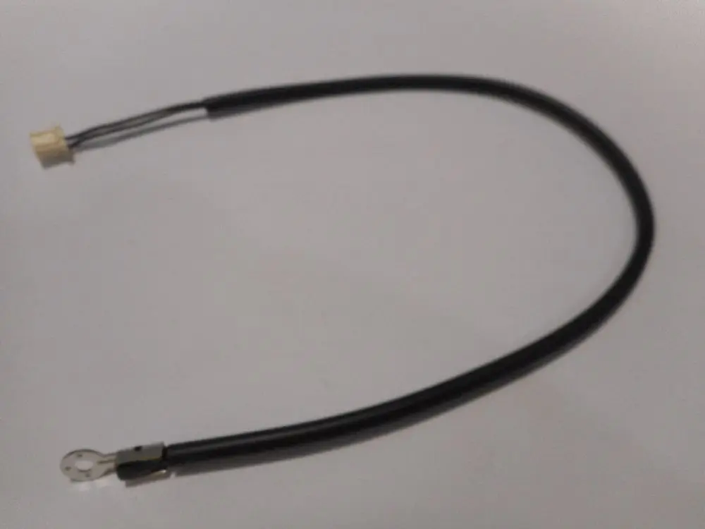 Schwarzes Kabel mit zwei Anschlüssen, einem Stecker und einer offenen Öse. Produkt von Remeha, geeignet für verschiedene Anwendungen.